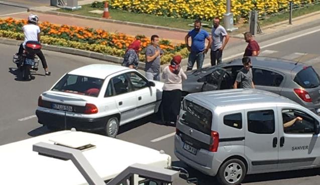 Çarpıştılar… Yolu trafiğe kapattılar…