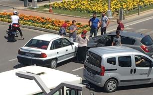 Çarpıştılar… Yolu trafiğe kapattılar…