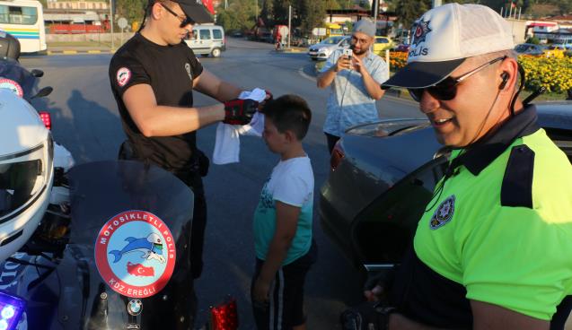 Ceza yerine kırmızı düdük ve şeker dağıttılar…