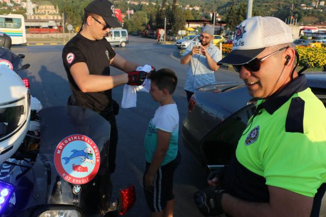 Ceza yerine kırmızı düdük ve şeker dağıttılar…