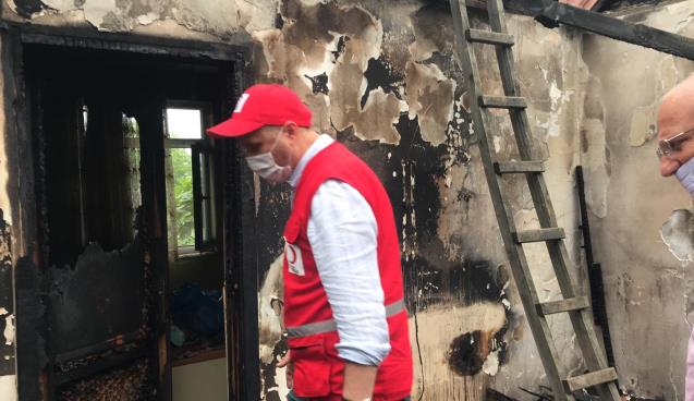  EVİ YANAN VANTANDAŞA KIZILAYDAN ZİYARET