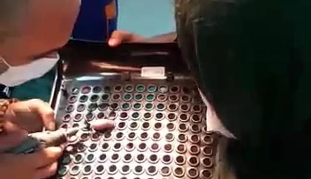 PARMAĞI SANDALYENİN DELİĞİNE SIKIŞTI AFAD EKİPLERİ KURTARDI