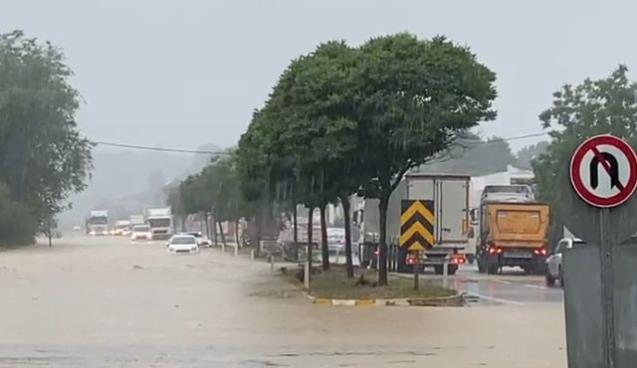 Zonguldak-İstanbul karayolu sele teslim...