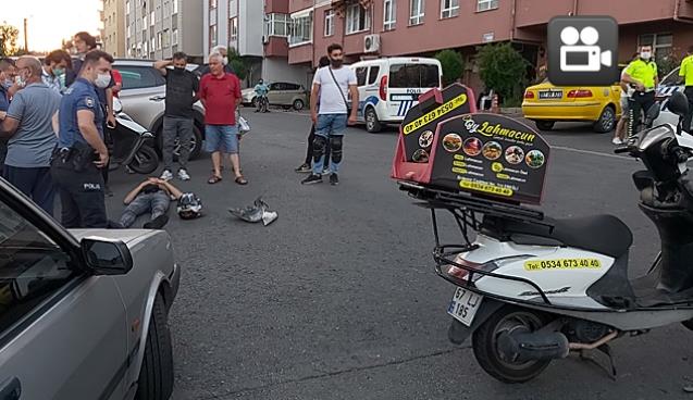 Kurye motosikleti ile otomobil çarpıştı