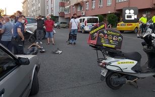 Kurye motosikleti ile otomobil çarpıştı