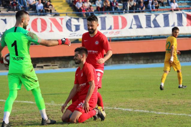 Gol kaçıran Zonguldak Kömürsporlu oyuncu