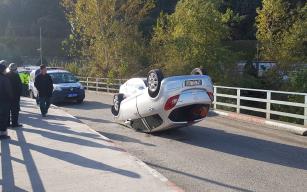 Kaldırıma çarpan otomobil ters döndü