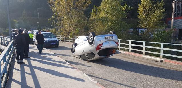 Kaldırıma çarpan otomobil ters döndü