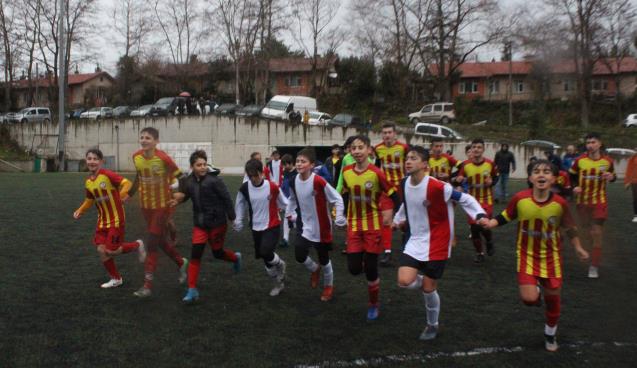 Rakip oyuncuları teselli ettiler, tribünlere koştular