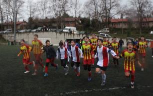 Rakip oyuncuları teselli ettiler, tribünlere koştular