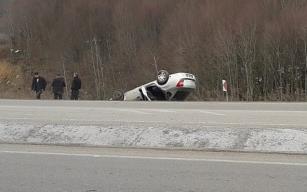 Otomobil takla attı