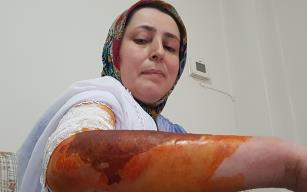 Cani koca misafirin yanında oturmadı diye eşini kaynar su