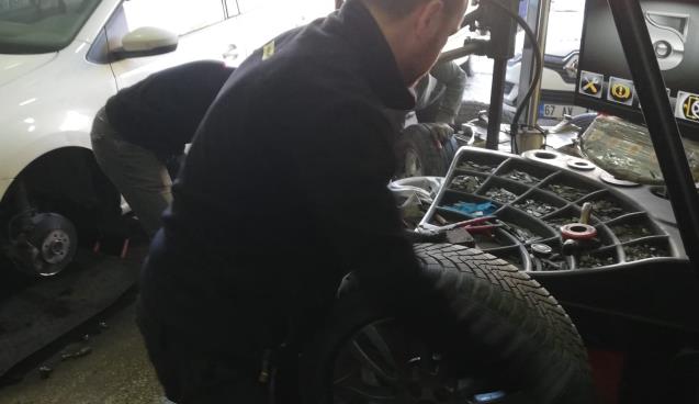 Lastikçilerin yoğun kış lastiği mesaisi