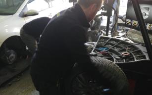 Lastikçilerin yoğun kış lastiği mesaisi