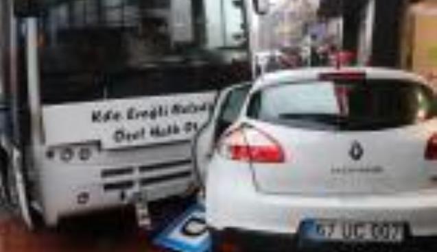 Ucuz atlatıldı… Halk otobüsünün çarpma anı kameralarda…