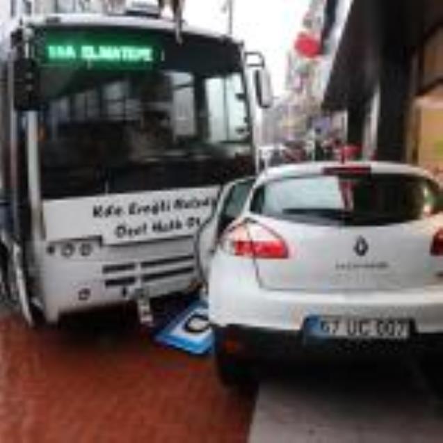 Ucuz atlatıldı… Halk otobüsünün çarpma anı kameralarda…