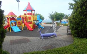 İLAÇLAMA SIRASI ÇOCUK PARKLARINDA