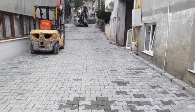 Alt yapısı tamamlanan sokaklarda parke çalışması başladı