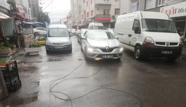 Kopan elektrik telleri araçların üzerine düştü