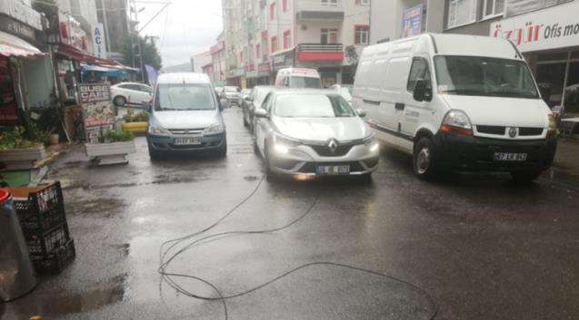 Kopan elektrik telleri araçların üzerine düştü