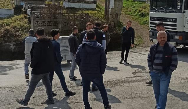 Yasak Yolda Vatandaş Yola İndi