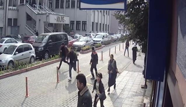 Adliye önünde saldırıya uğrayan muhabirin duruşması görüldü