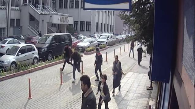 Adliye önünde saldırıya uğrayan muhabirin duruşması görüldü