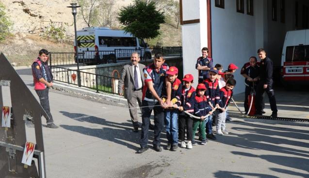 Özel çocuklar itfaiyeyi ziyaret etti