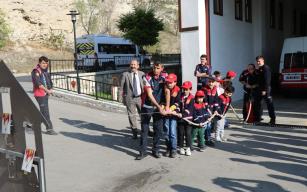 Özel çocuklar itfaiyeyi ziyaret etti