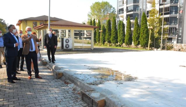 BELEDİYE, GENÇLER İÇİN HALI SAHA YAPIYOR