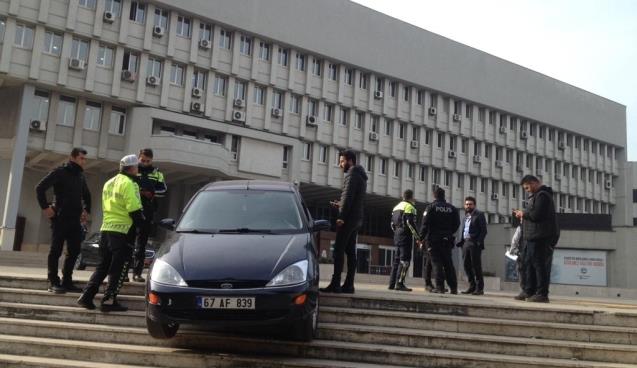 Denemesi başarılı olmadı… Çekici ile alındı…