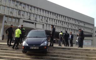 Denemesi başarılı olmadı… Çekici ile alındı…