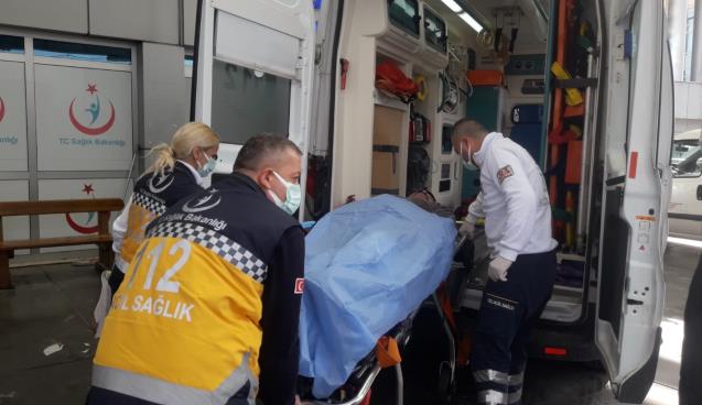 Odun yerine ayağını  kesti