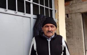 Yaşlı adam ağaçta otururken kalp krizi geçirdi