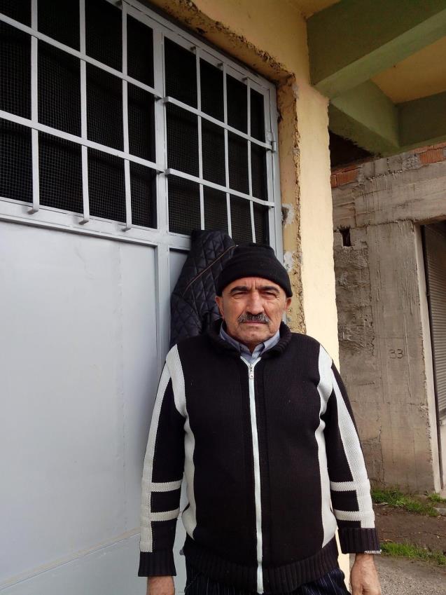 Yaşlı adam ağaçta otururken kalp krizi geçirdi