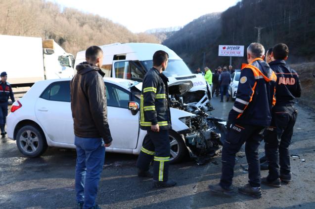 Otomobille yolcu minibüsü çarpıştı: 1'i çocuk 12 yaralı
