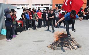 Öğrenciler ateşin üzerinden atladı…