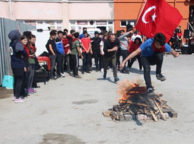 Öğrenciler ateşin üzerinden atladı…