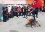 Öğrenciler ateşin üzerinden atladı…