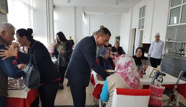 Başkan Uysal Huzurevi’ni ziyaret etti.