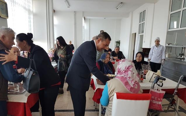 Başkan Uysal Huzurevi’ni ziyaret etti.