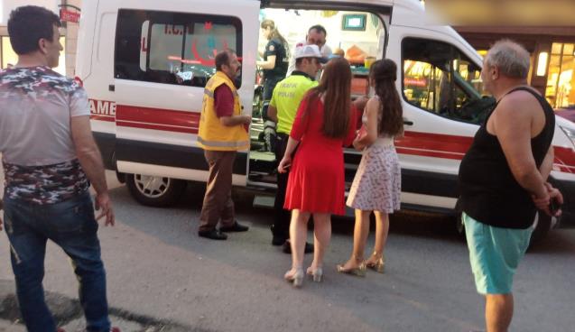 Maddi hasarlı kazada yumruklar havada uçuştu