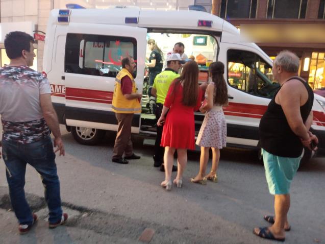 Maddi hasarlı kazada yumruklar havada uçuştu