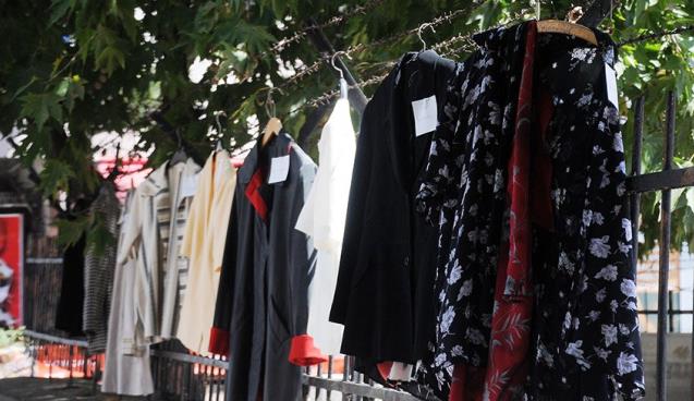 Sokağın duvarları yıkanıp ütülenmiş kıyafetlerle doldu