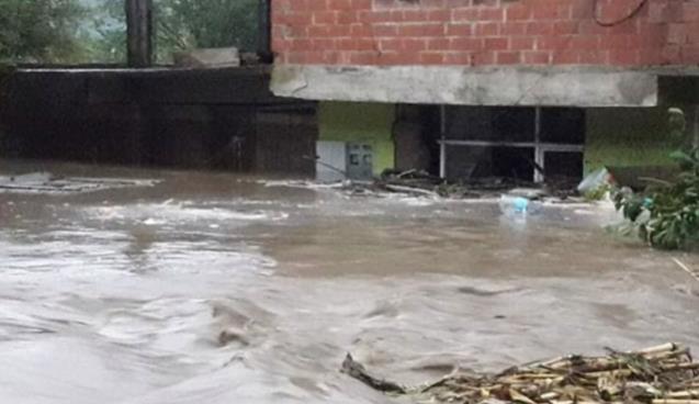 Ev ve iş yerleri sular altında, 6 kişi ise mahsur kaldı