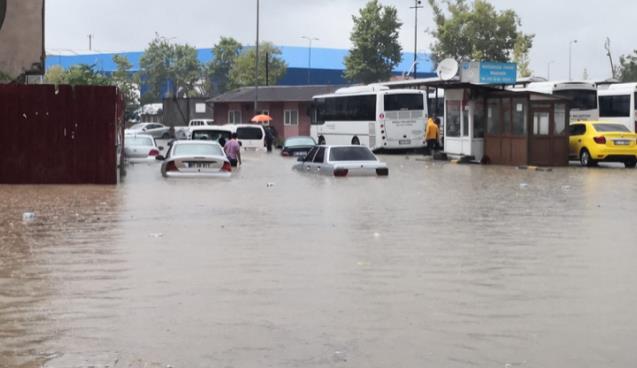 Zonguldak'ta kuvvetli yağış hayatı felç etti