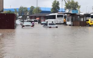 Zonguldak'ta kuvvetli yağış hayatı felç etti