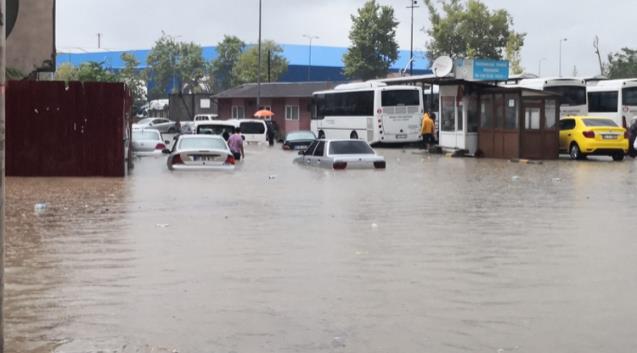 Zonguldak'ta kuvvetli yağış hayatı felç etti