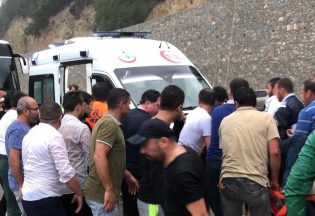 Virajı alamayan otomobil uçuruma yuvarlandı: 5 yaralı