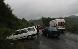 Kontrolden çıkan otomobil yol kenarındaki kayalıklara çarptı